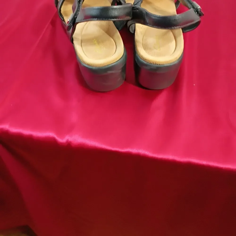 Clarks Women's SZ 10M Tuleah Cross Black Leather Sandal. Condition is Pre-owned. - Picture 5 of 9